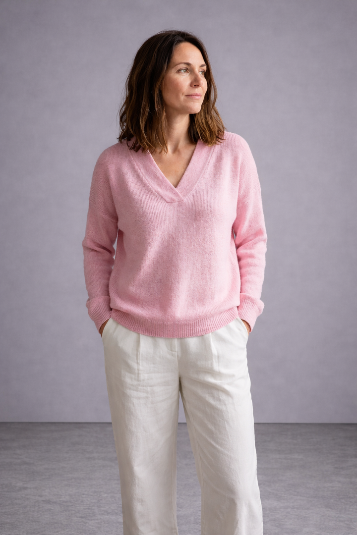 Clara | Soft Pink V-Neck Sweater in Relaxed Fit