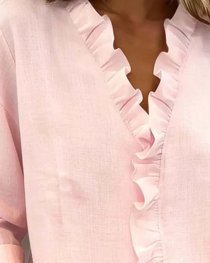 Chiara™ | Blusa con scollo a V e volant delicati