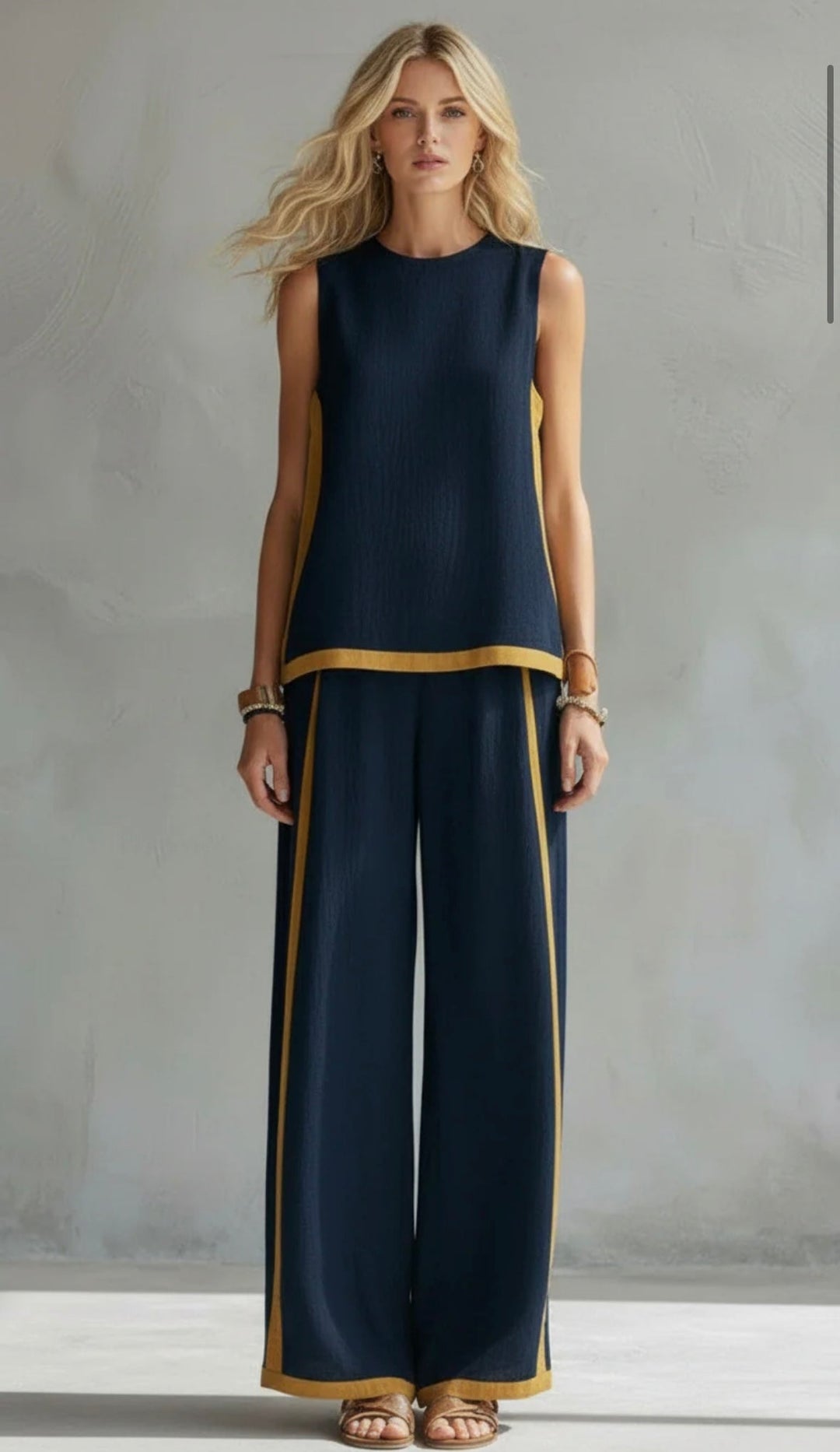 Leila - Elegante e casual completo di gilet e pantaloni in cotone e lino grigio con bordi in due tonalità.